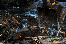 Последствия паводка в Нижних Сергах. Свердловская область, мусор, разбор завалов, ковш экскаватора