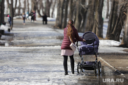 flooded parks.  Yekaterinburg, child, stroller, park, thaw, spring, parent