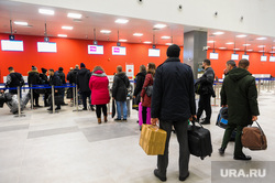 Алексей Текслер посетил новый терминал внутренних авиалиний аэропорта «Челябинск» имени Игоря Курчатова. Челябинск, аэропорт, стойка регистрации, пассажиры