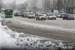 Снежная погода в Екатеринбурге, снег на дороге