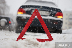 Snowfall.  Kurgan, snow, snowfall, snowdrift, accident, blizzard, poor visibility, accident, winter, emergency sign