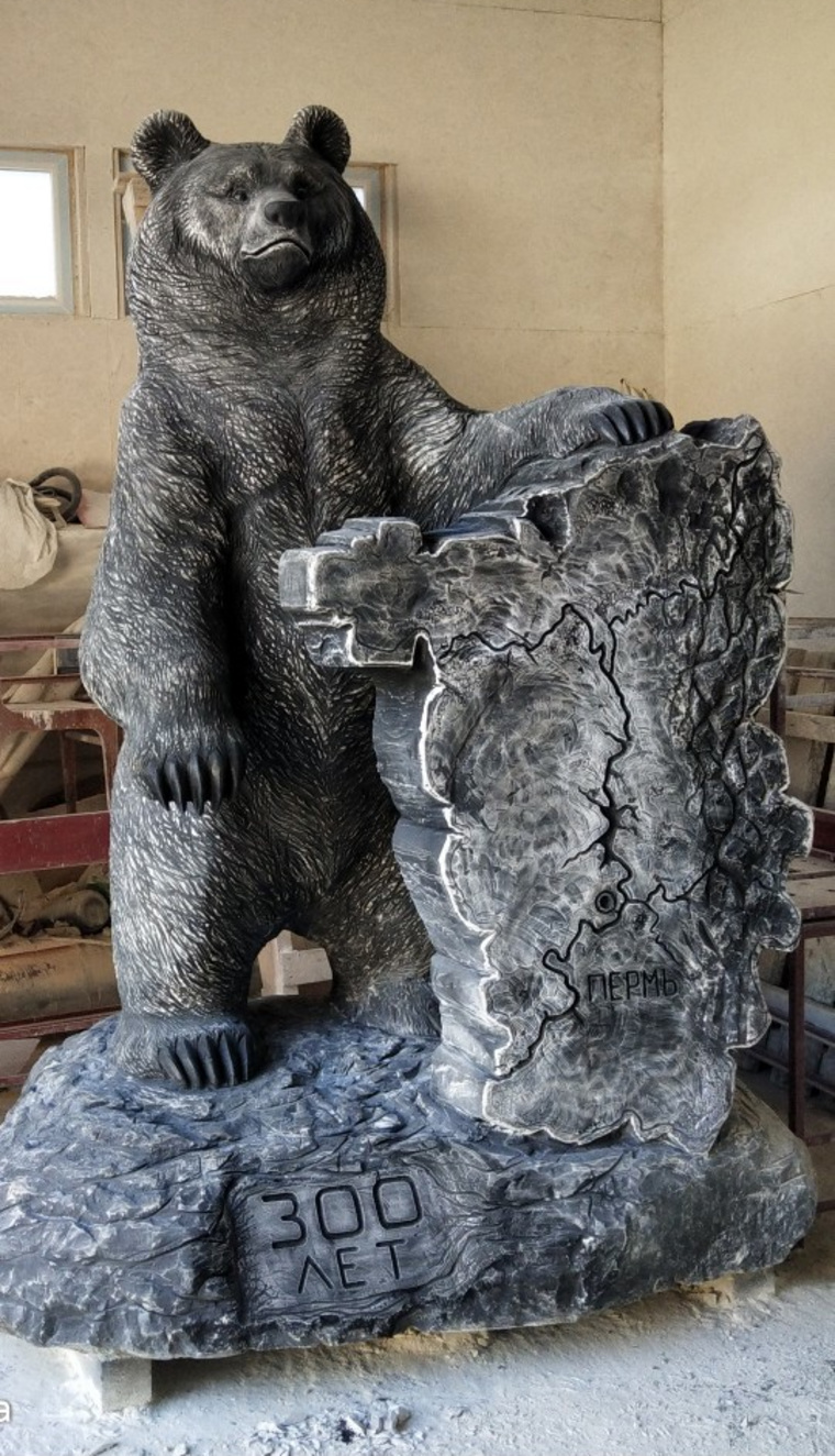 Скульптура, изготовленная из камня талькомагнезита, представляет из себя медведя, держащего в лапах карту Прикамья
