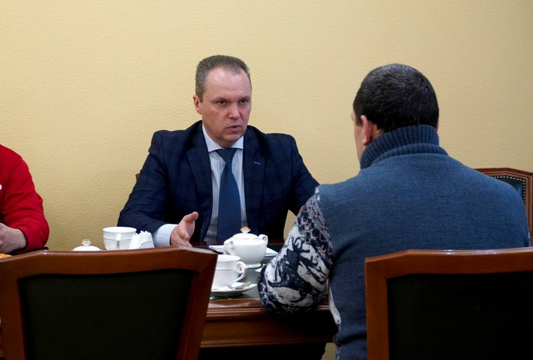 Мэр Приуральского района Иван Сакал беседует с земляками-добровольцами
