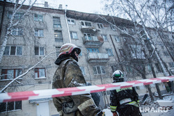 The collapse of the roof of a residential building on the street.  50 years of the Komsomol.  Tyumen, Ministry of Emergency Situations, fencing tape, roof collapse, balcony collapse, emergency