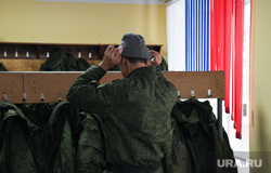 Подготовка и быт мобилизованных в учебном центре Еланский. Свердловская область, военные, триколор, раздевалка, солдат