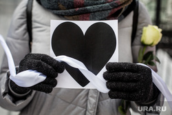 Несанкционированная акция «Цепь солидарности» в день Святого Валентина вдоль улицы Старый Арбат. Москва, сердце, сердечко, день святого валентина, протестующие, 14 февраля, протест, белая ленточка, белая лента