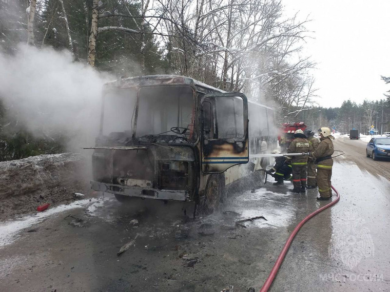 ЧП произошло в Соликамске, автобус сгорел полностью