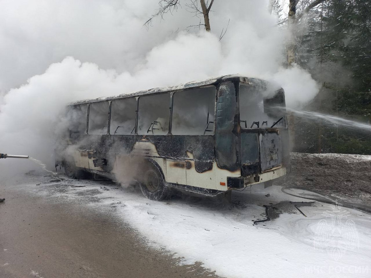 В автобусе на момент пожара находились пассажиры, они эвакуировались до приезда пожарных