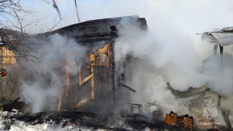 В Тюмени сгорел дом по улице Н. Чаплина