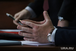 Court session on the criminal case of Alexander Nosov, former head of the Ketovsky district.  Kurgan, cooperation agreement, watches, wristwatches, signing an agreement, signing a document, hands