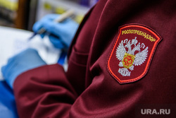 Сотрудник Роспотребнадзора в магазине "Красное и белое". Екатеринбург, проверка качества, роспотребнадзор