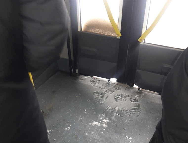 Из-за щели, по словам пассажира, в салоне автобуса не таял лед