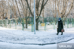 Спальные районы и жители города. Тюмень., тротуар, снег, пешеходы, зима, женщина, пенсионеры