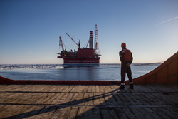 Открытая лицензия на 30.07.2015. Добыча нефти и газа, море, нефть, нефтедобыча, приразломное, рабочий, нефтяная платформа