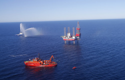Открытая лицензия на 30.07.2015. Добыча нефти и газа, море, тушение, спасатели, нефтедобыча, учение, нефтяная платформа, печорское море