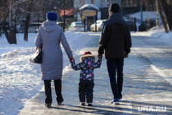 Город. Курган, ребенок, семья, зима, родители