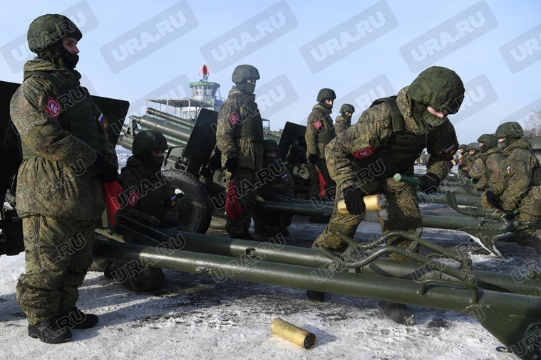 Артиллеристы произвели залп из противотанковых пушек ЗИС-3