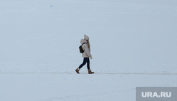 Виды города. Екатеринбург, снег, зима, переход по льду, городской пруд