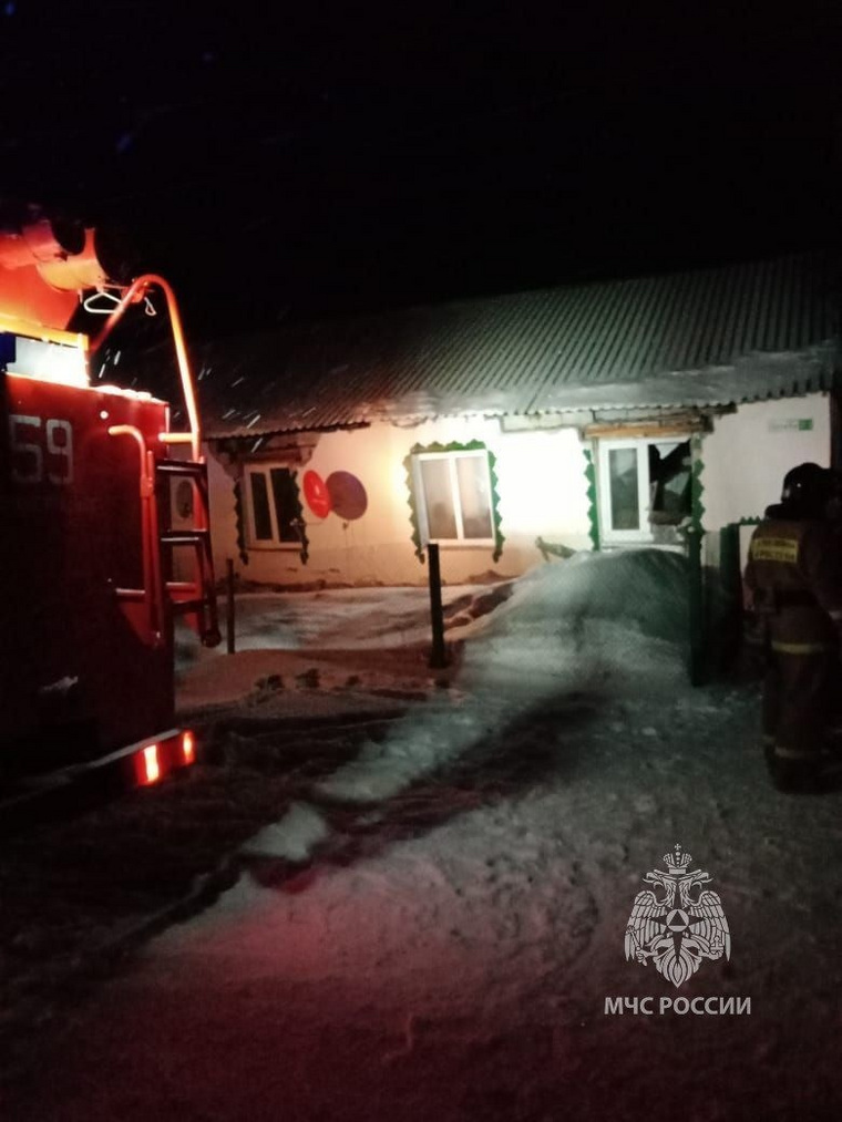 От взрывной волны обрушился потолок в одной из квартир