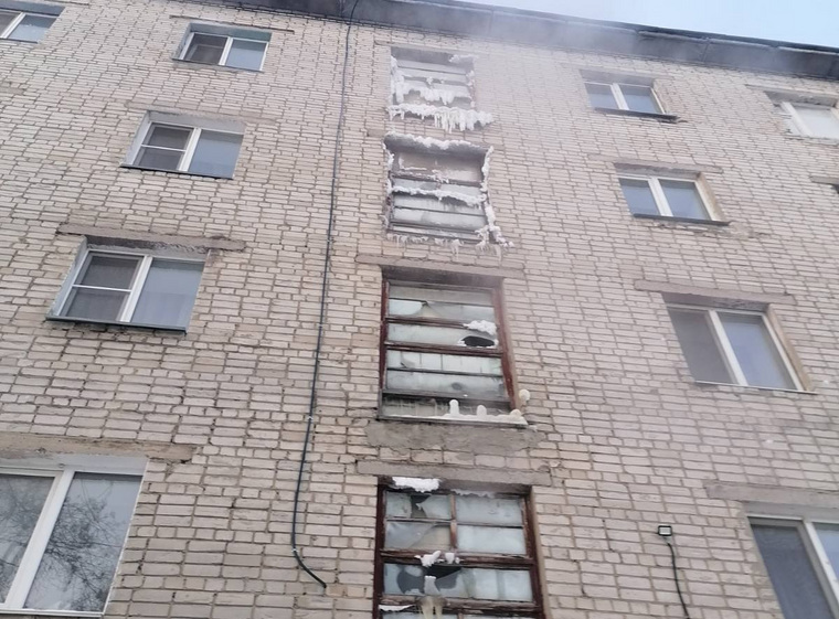 Из-за аварии в доме заледенили окна