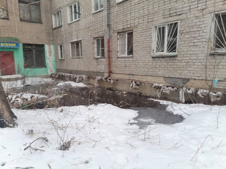 Часть горячей воды вытекло на улицу