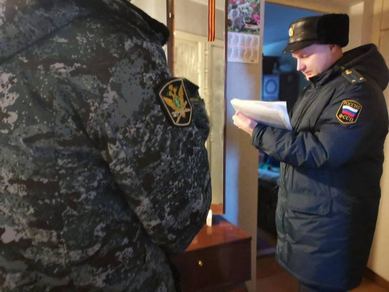 Мужчина впустил специалистов в дом только после вмешательства приставов