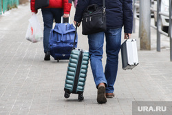 Виды города. Курган, мигранты, чемоданы, путешествие, чемодан, отдых, пассажиры, дорожная сумка, миграция