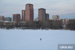Морозы в Екатеринбурге , многоэтажка, зима, ипотека, городской пруд, город екатеринбург, проход по льду, жилье
