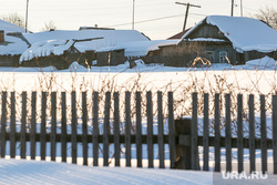 Клипарт деревня, село. Тюмень, деревянный дом, зима, деревня, ограда, дом в деревне, село, деревенский дом, сельский дом, забор, дом, деревенская ограда, деревянный забор, забор в деревне