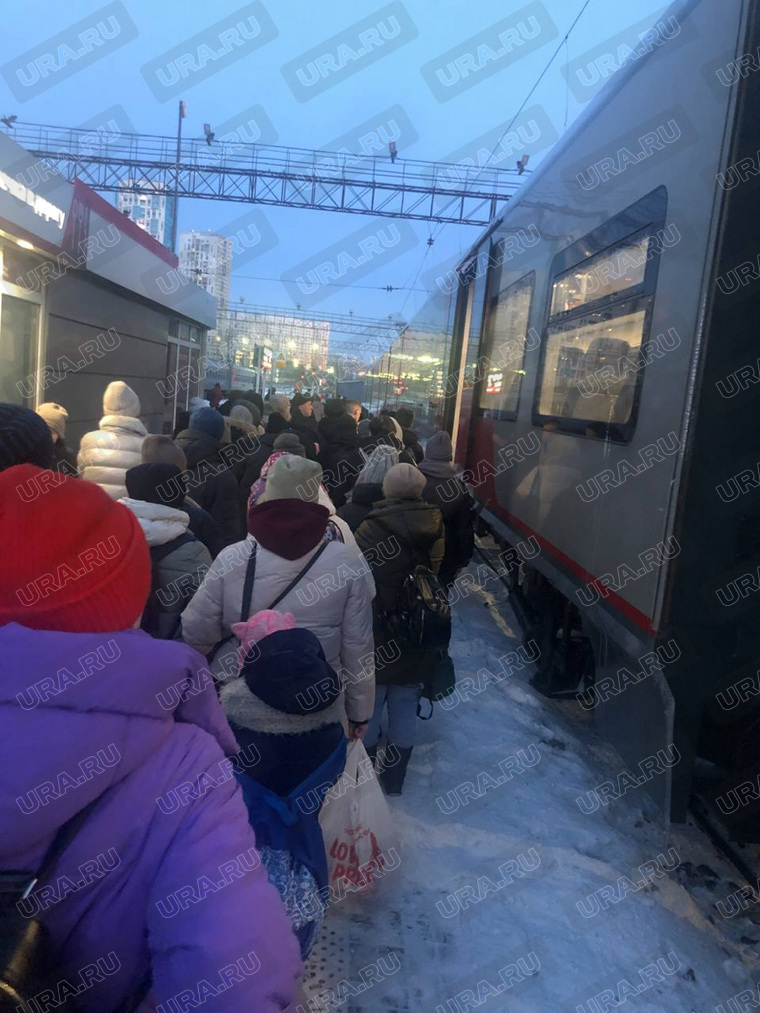 Екатеринбуржцы оккупировали вокзал в надежду уехать из города