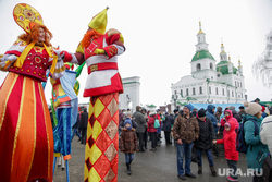 Масленица в Ялуторовске 2020. Тюмень, праздник, народные гуляния, церковь, масленица, ялуторовск, храм, скоморохи, на ходулях