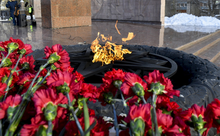 Возложение цветов прошло у мемориала Уральскому добровольческому танковому корпусу
