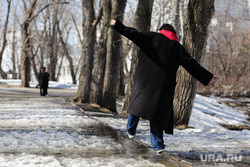 Затопленные парки. Екатеринбург, снег, девушка, прохожий, парк, оттепель, весна