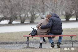 Весенний репортаж с улиц. Екатеринбург, пара, романтика, пара на скамейке