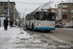 Снежная погода в Екатеринбурге, троллейбус, снег на дороге