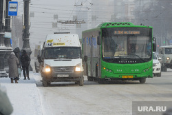 Виды города. Челябинск, холод, зима, пассажир, автобус, общественный транспорт, остановка общественного транспорта, снегопад, городской транспорт, автотранспорт