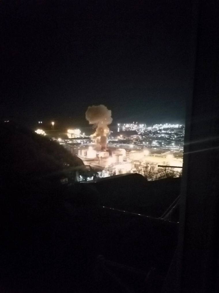 Взрыв на нефтебазе в Туапсе, дым