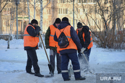 Установка новогодней ёлки в Заозерном посёлке. Курган , лопата, снег, дворники