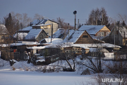 Город. Курган, старый дом, зима, ветхое жилье, дачный кооператив, дачи