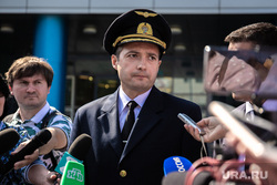 Пресс-конференция с командиром воздушного судна "Уральских авиалиний" A321 Дамиром Юсуповым и старшим бортпроводником Дмитрием Ивлицким. Екатеринбург, юсупов дамир
