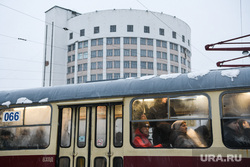 Снег в городе. Екатеринбург , гостиница исеть, конструктивизм, общественный транспорт, город екатеринбург, трамвай
