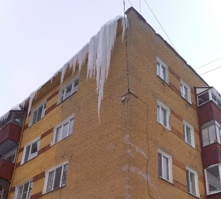 На фото автора поста видно, что сосулька выросла в два этажа.