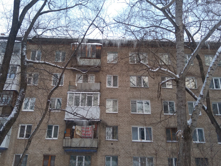 Сосульки не убирают и на других крышах домов.