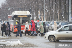 Митинг День защитника отечества. Пермь, пешеходный переход, пешеходы, движение, автобус, дорога