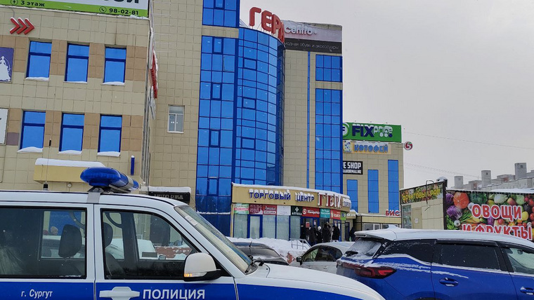 На месте сбора подростков дежурит полиция