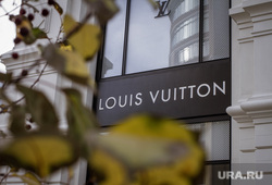 Прохожие на фоне люксовых магазинов. Екатеринбург, магазин, луи витон, louis vuitton