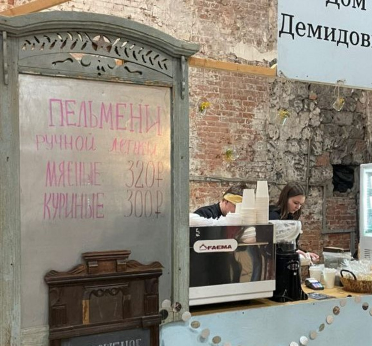 Теперь наличник украшает доску с ценами на пельмени
