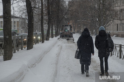 Снегопад в городе. Пермь, снегопад, зима, тротуар в снегу, сугробы в городе, убока снега
