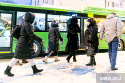 Виды города. Тюмень, остановка, автобусная остановка, автобус, пешеходы, остановка автобусная