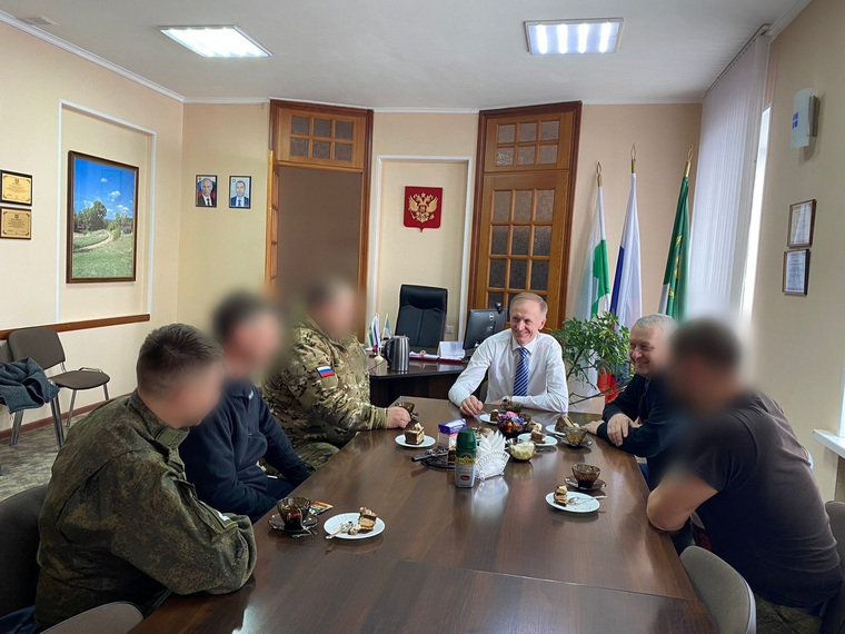 Глава Куртамышского округа Андрей Гвоздев встретился с мобилизованными, которые находятся в отпуске
